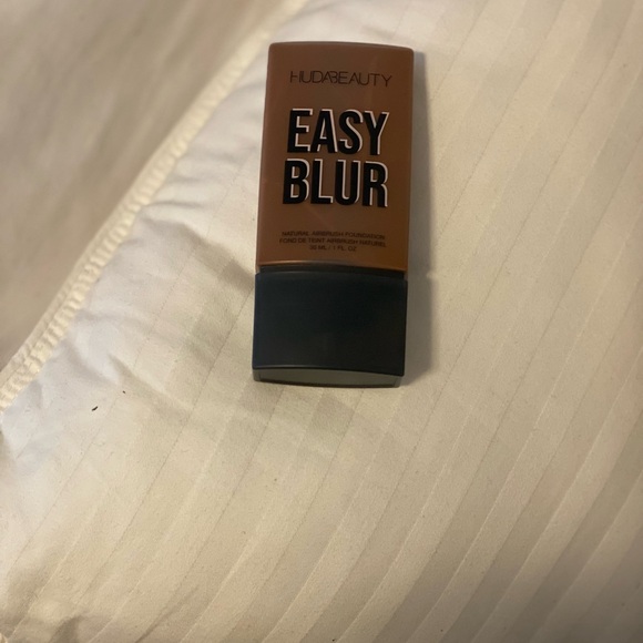 HUDA BEAUTY Easy Blur Natural Airbrush Foundation - HOT FUDGE - Picture 3 of 4